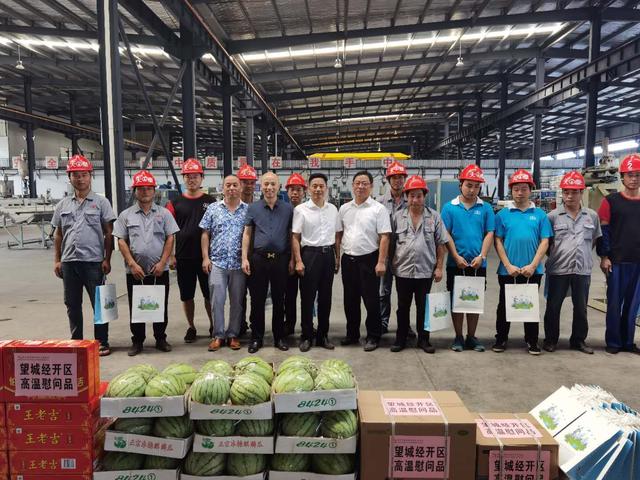 望城經(jīng)開(kāi)區(qū)領(lǐng)導(dǎo)看望慰問(wèn)高溫下天卓管業(yè)一線工人 望城經(jīng)開(kāi)區(qū)領(lǐng)導(dǎo)看望慰問(wèn)高溫下天卓管業(yè)一線工人