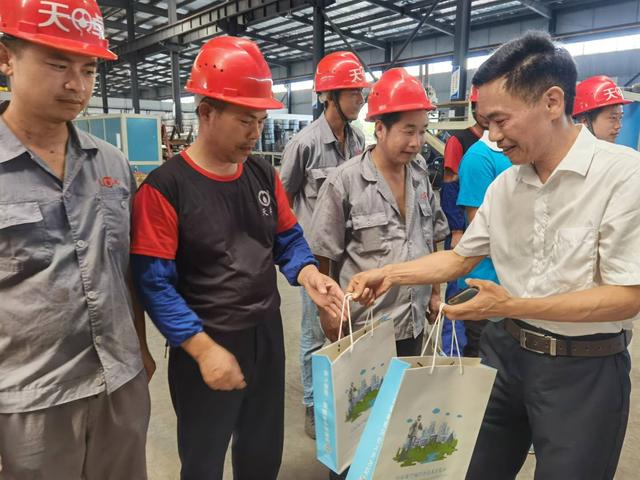 望城經(jīng)開(kāi)區(qū)領(lǐng)導(dǎo)看望慰問(wèn)高溫下天卓管業(yè)一線工人 望城經(jīng)開(kāi)區(qū)領(lǐng)導(dǎo)看望慰問(wèn)高溫下天卓管業(yè)一線工人