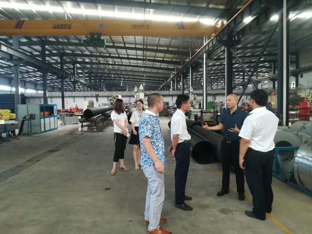 望城經(jīng)開(kāi)區(qū)領(lǐng)導(dǎo)看望慰問(wèn)高溫下天卓管業(yè)一線工人 望城經(jīng)開(kāi)區(qū)領(lǐng)導(dǎo)看望慰問(wèn)高溫下天卓管業(yè)一線工人